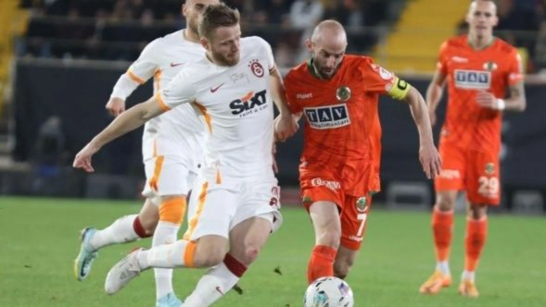 Galatasaray Alanyaspor'u kupanın dışına itti
