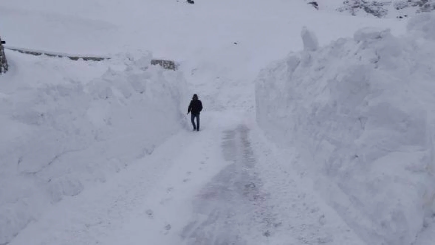 Hakkari'de kardan tüneller oluştu