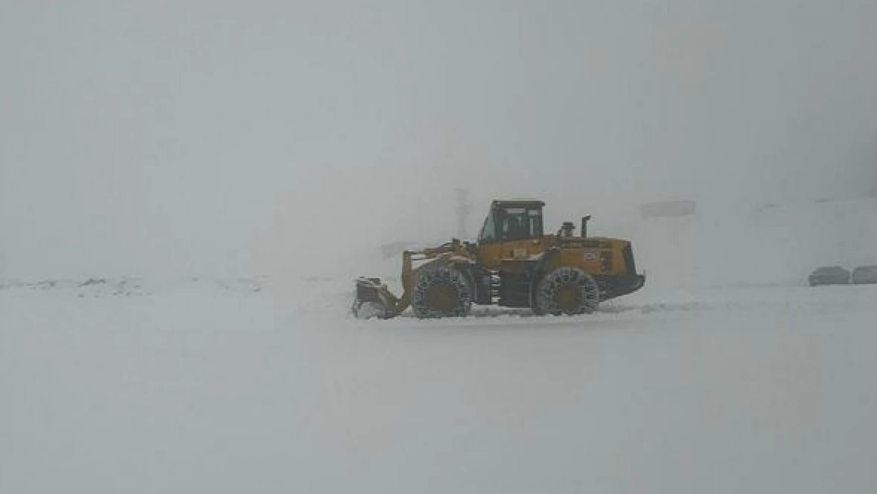 Kar ve tipi nedeniyle Erzincan, Hakkari ve Van'da yollar kapandı