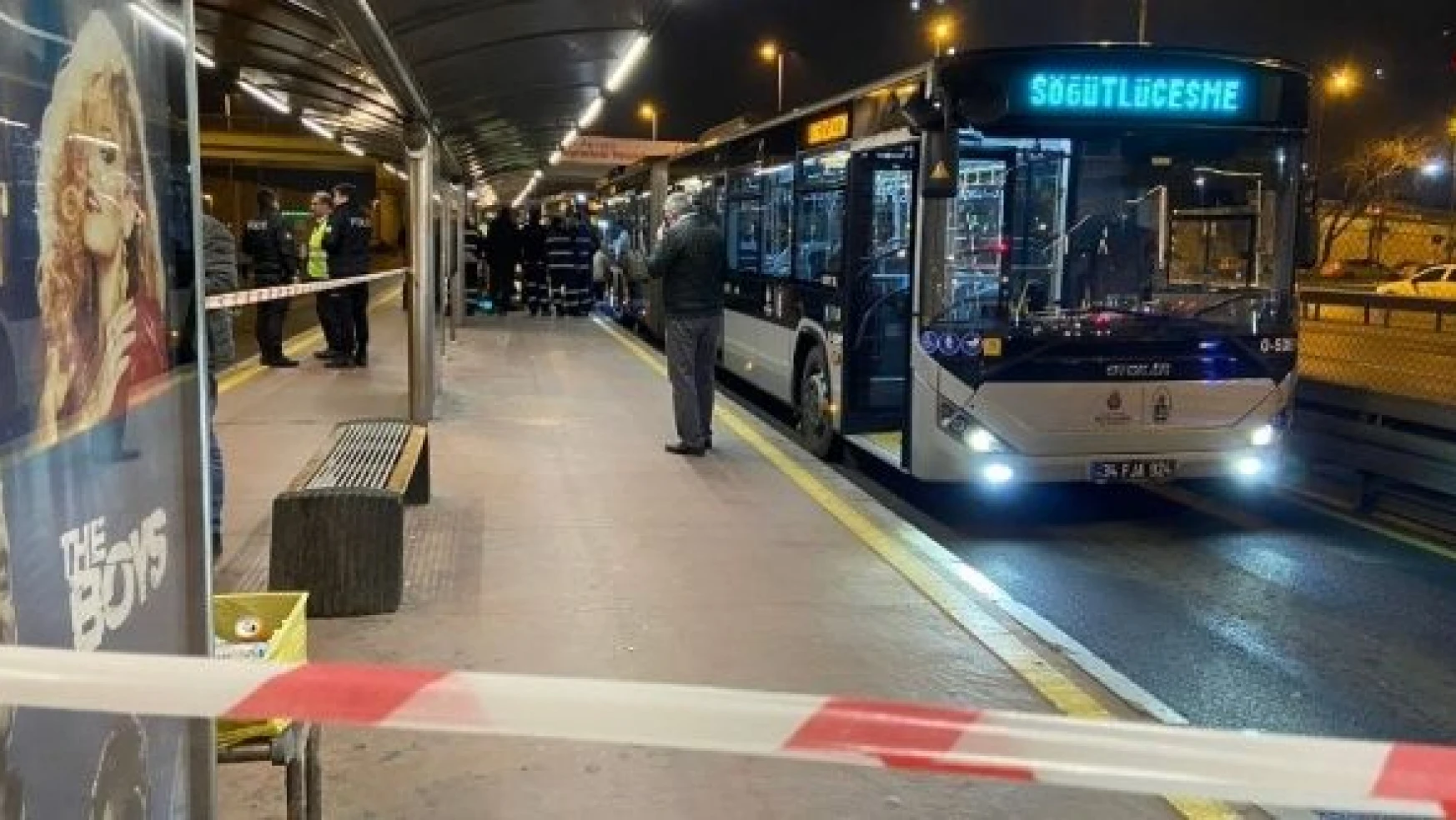 Metrobüs durağında feci kaza: bir kişi metrobüsün altında kaldı