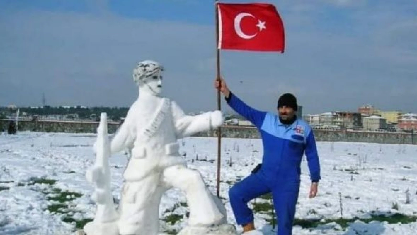 Oto tamirci yaptığı kardan heykeller ile göz dolduruyor