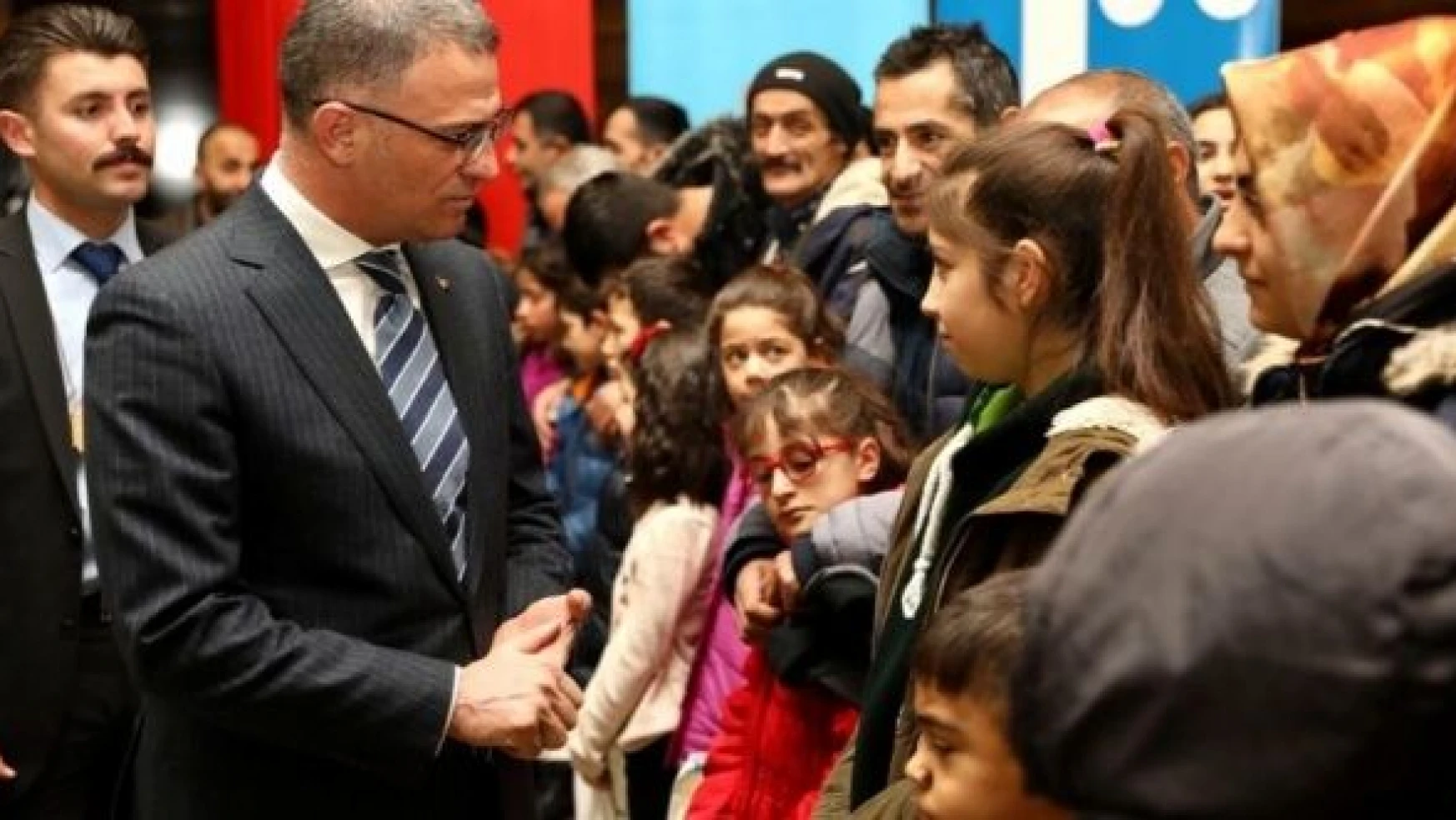 Van Valisi Balcı: 'Çocukların parmağına batan iğne, yüreğimizi acıtıyor'