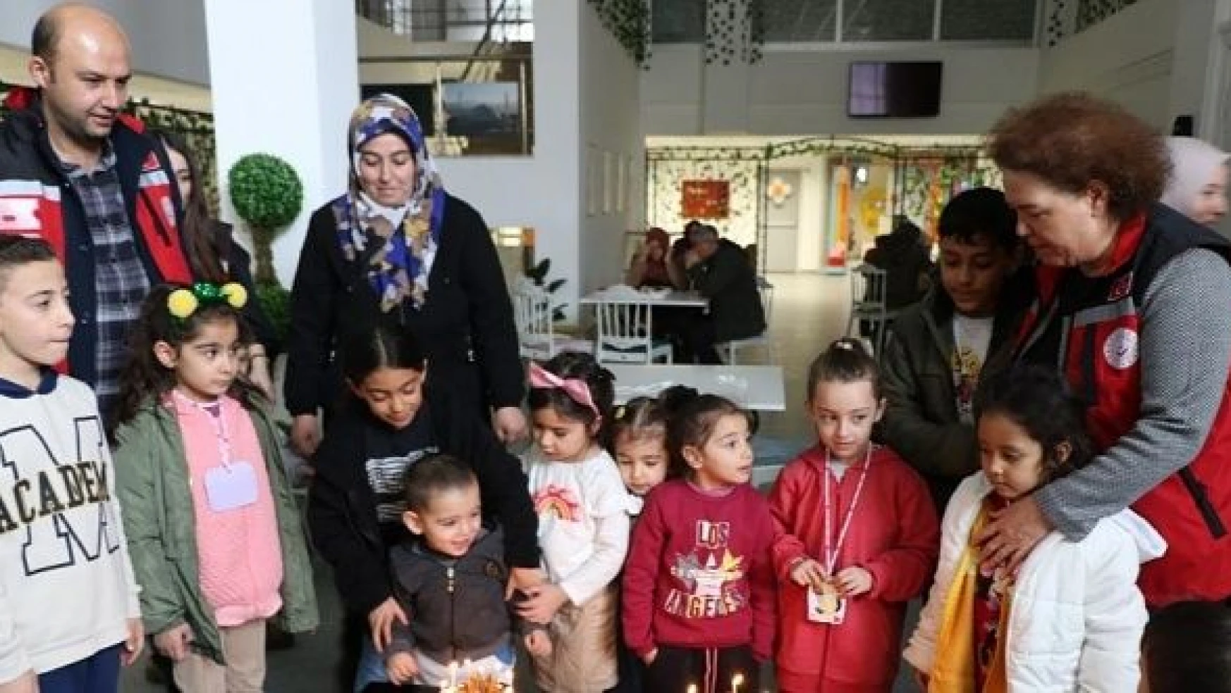 Erzincan'da depremzede çocuklara eğlence alanı