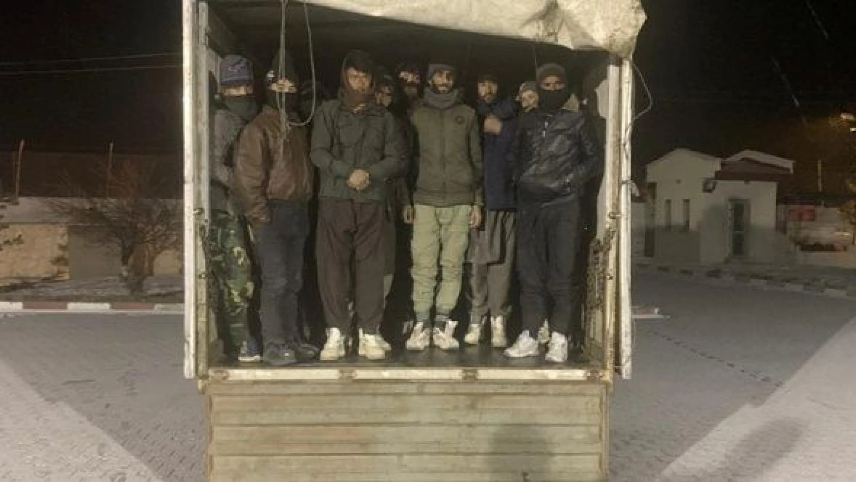 Kamyon kasasında gizlenen 67 düzensiz göçmen yakalandı