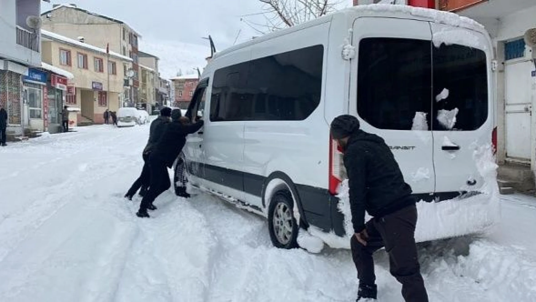 Kar kalınlığı 40 santimetreye ulaşan Bingöl'de 283 köy yolu kapandı