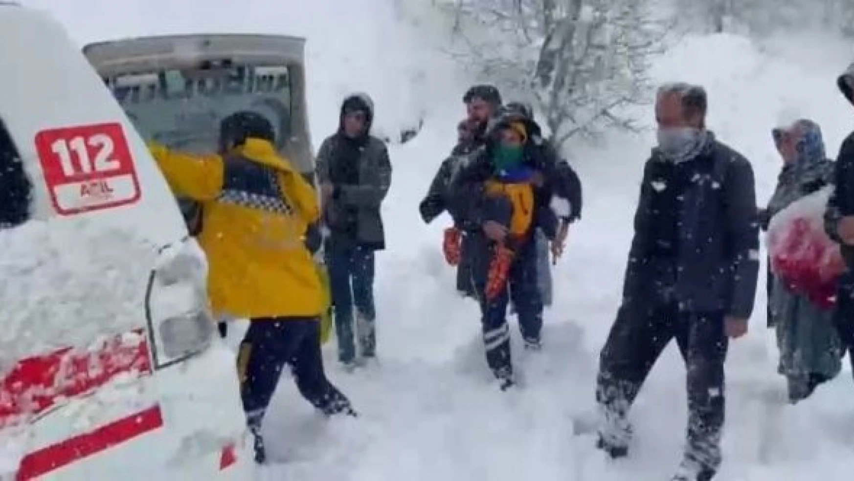 Kar üstünde yaşam mücadelesi... Hasta çocuk 2 saatte hastaneye ulaştırıldı