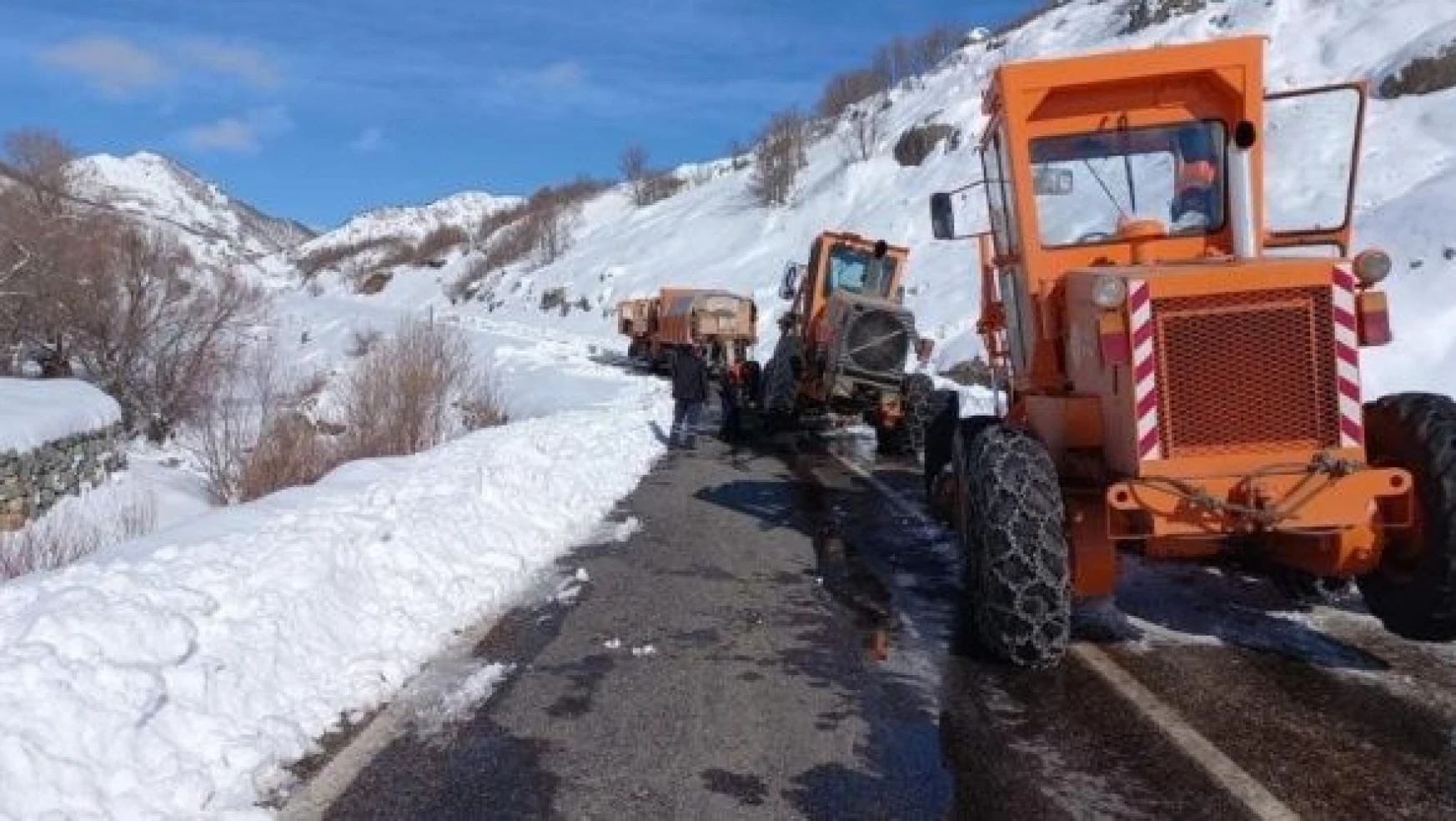 Kar yağışı nedeniyle kapatılan yol, yeniden trafiğe açıldı