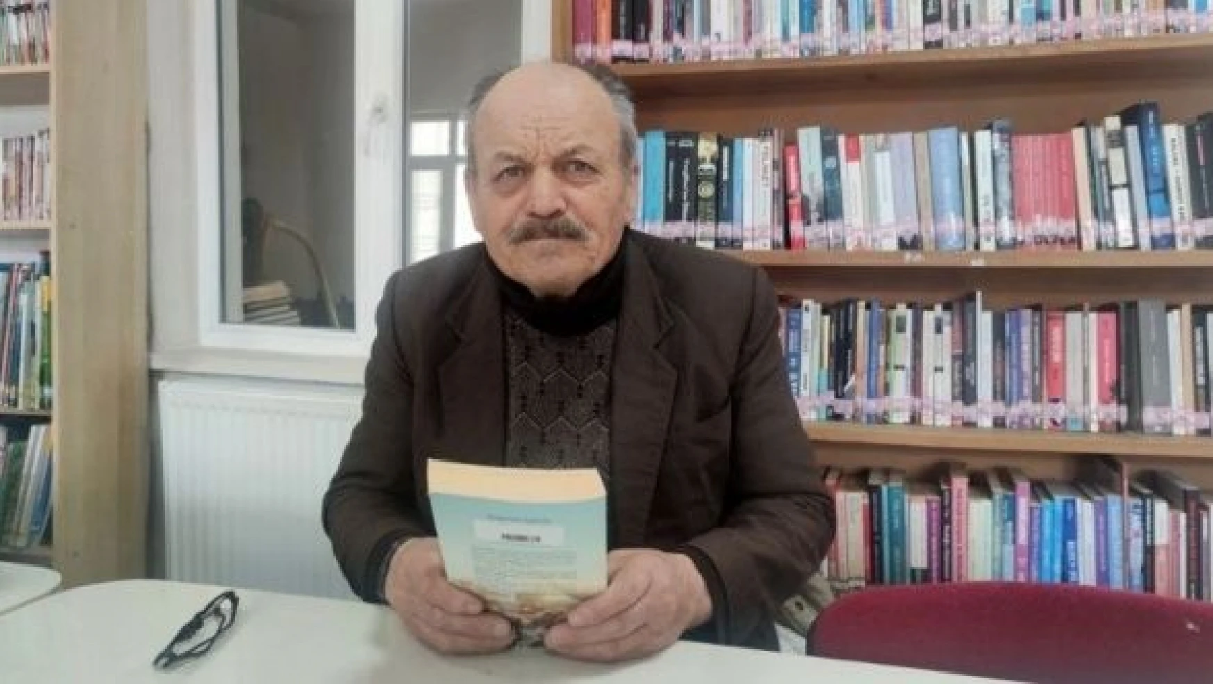 70 yaşında kitap kurdu, okumanın yaşı olmadığını gösterdi