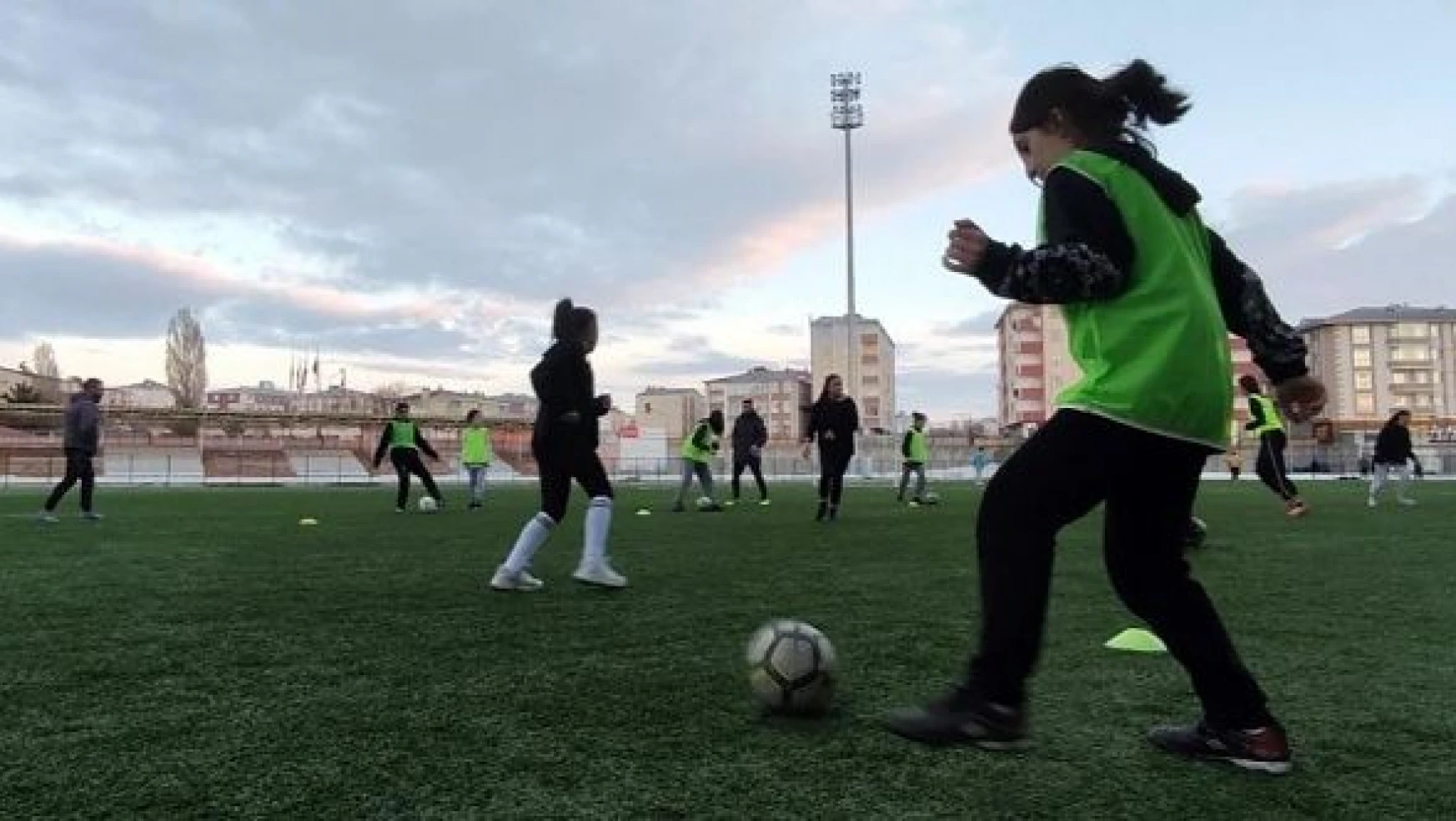 Ardahan Kura Spor Kadın Futbol Takımı antrenmanlarını sürdürüyor