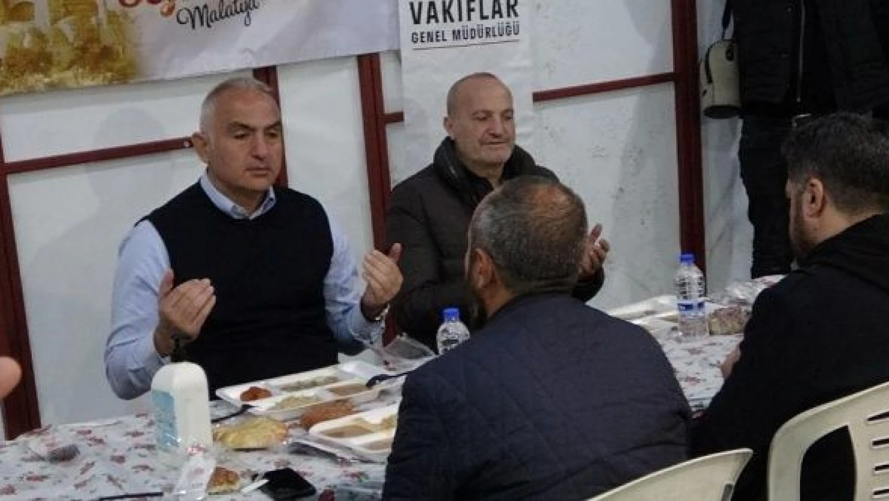 Bakan Ersoy Malatya'da depremzedelerle iftar yaptı