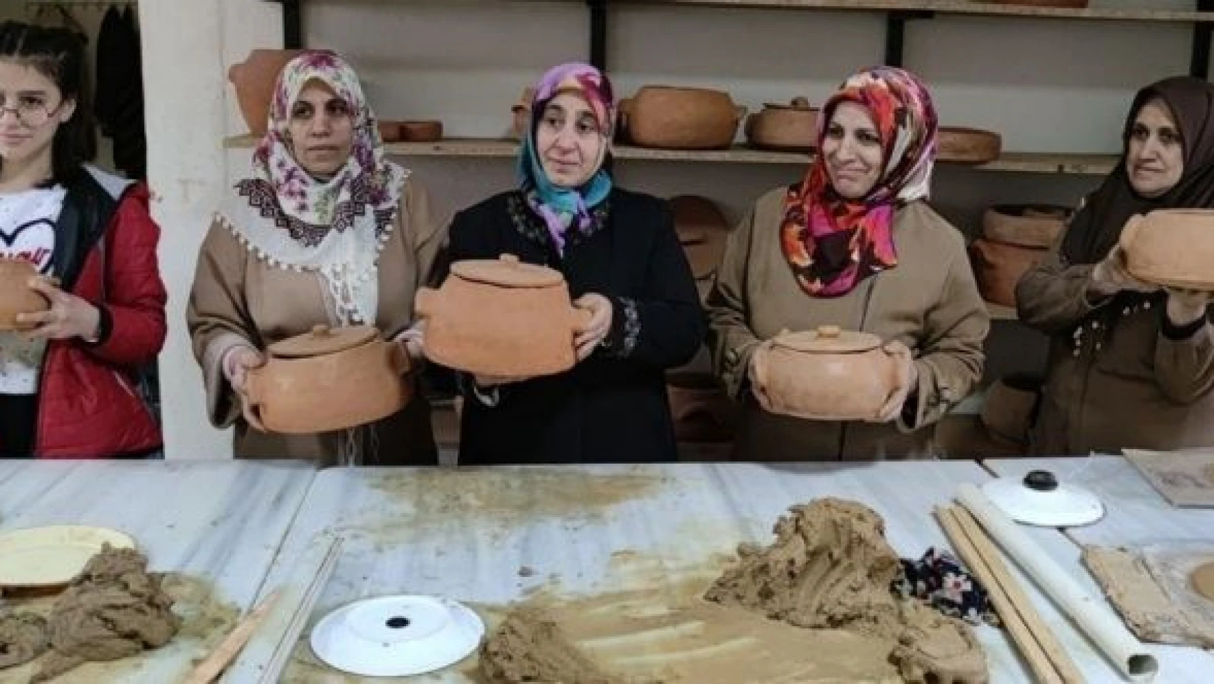 Bingöl'de kadınlar ekmeklerini çamurdan kazanıyor