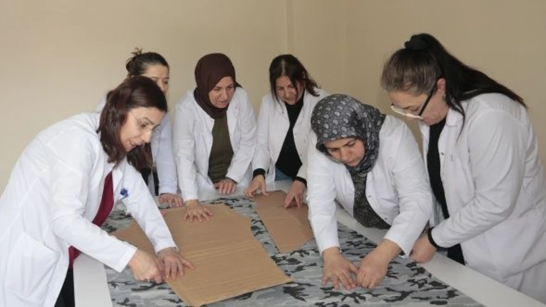 Bitlisli kadınlar depremzedeler için bir araya geldi