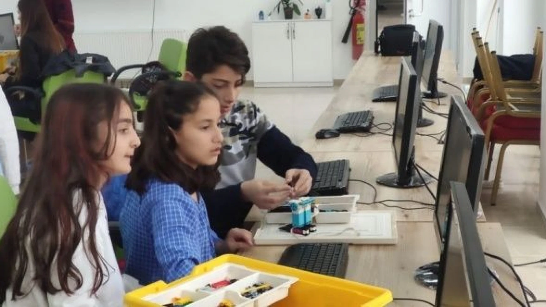 Depremzede çocuklar robotik kodlama öğreniyor