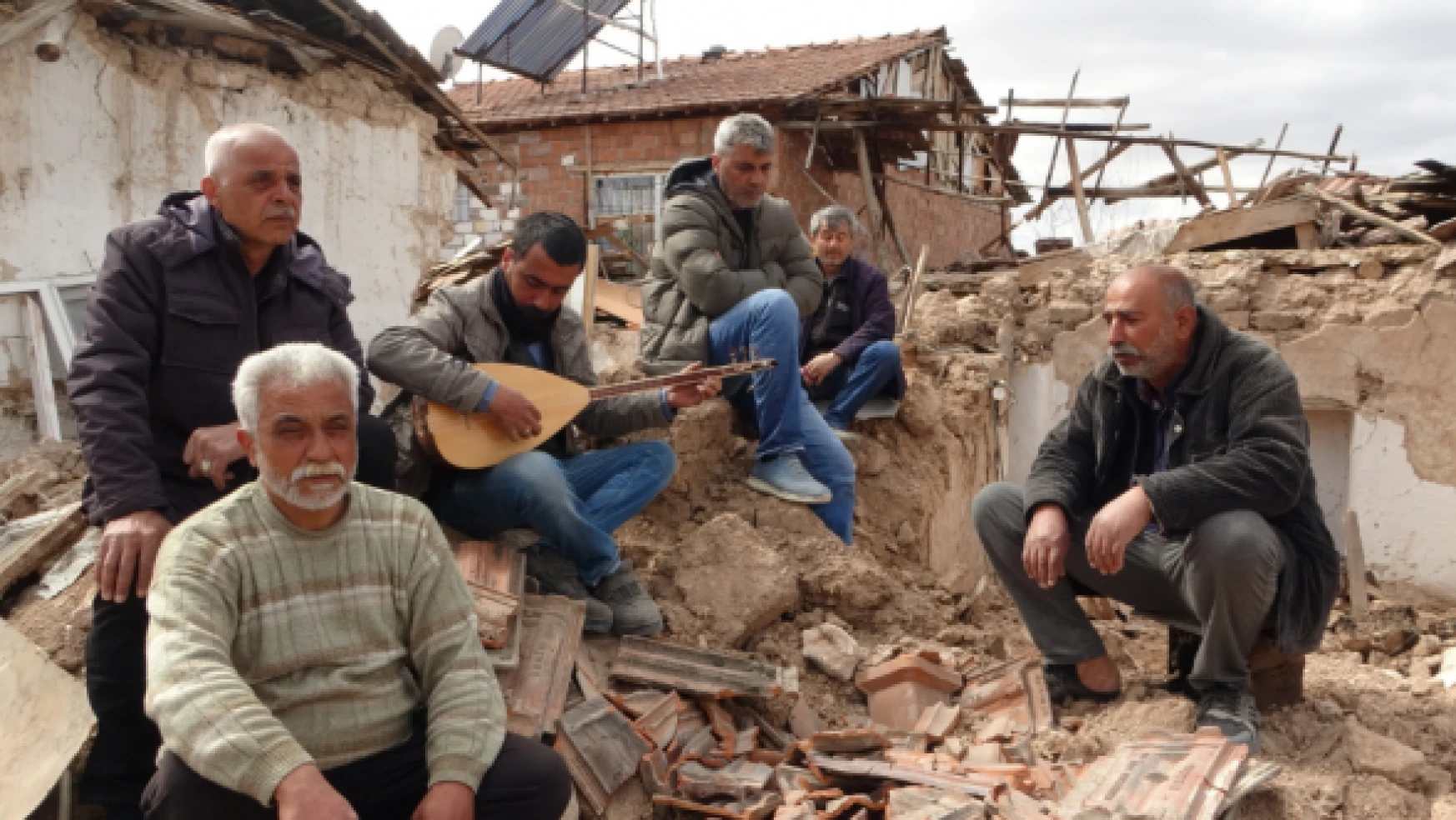 Depremzedeler enkaz için türkü söyledi