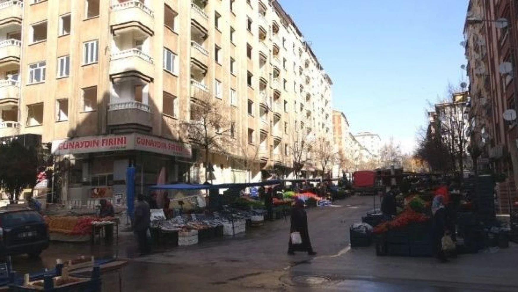 Elazığ'da semt pazarı faciaya davetiye çağırıyor... Vatandaş da esnaf da tepkili