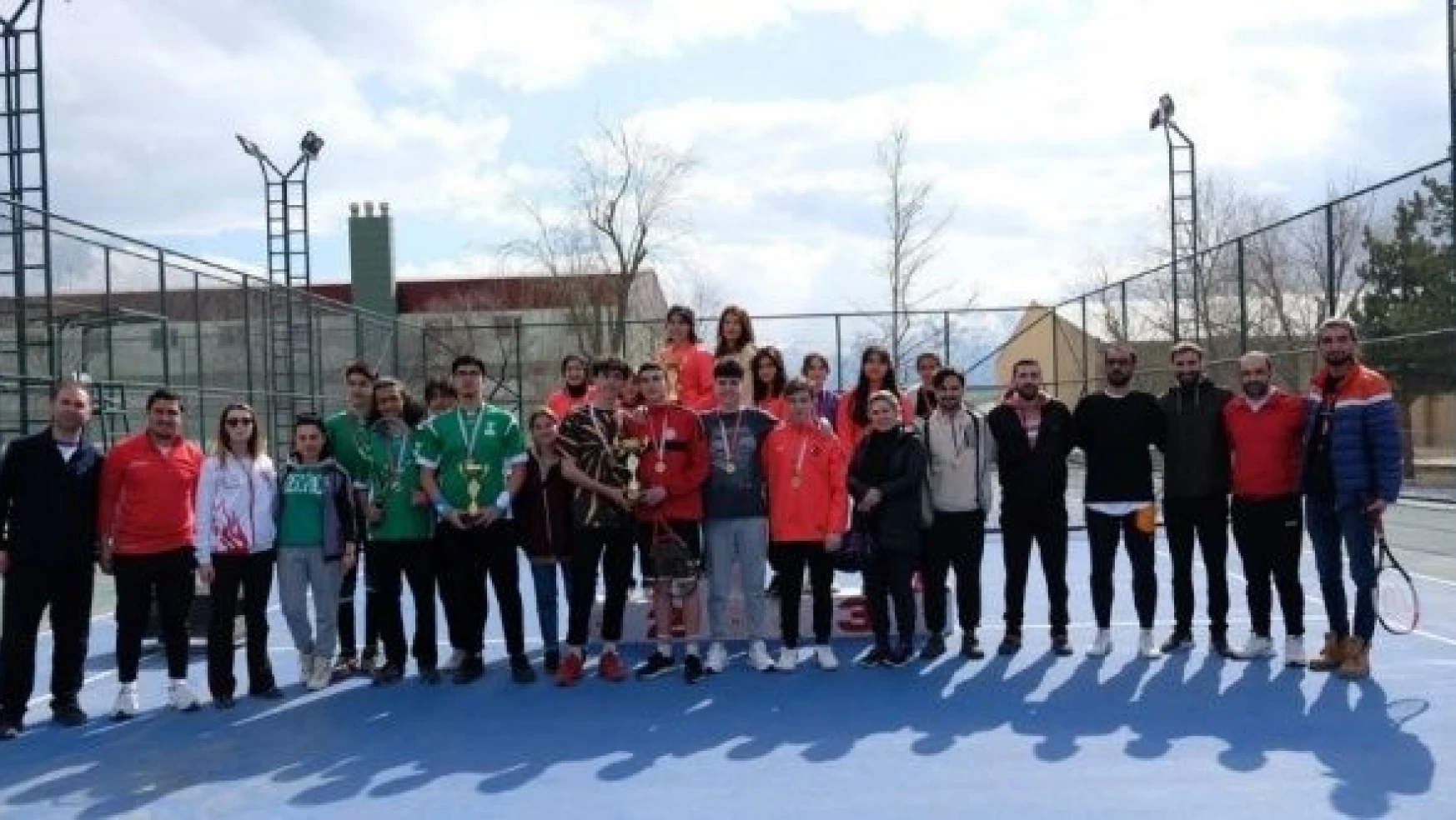 Erzincan'da ''Okul Sporları A Gençler Tenis'' müsabakaları