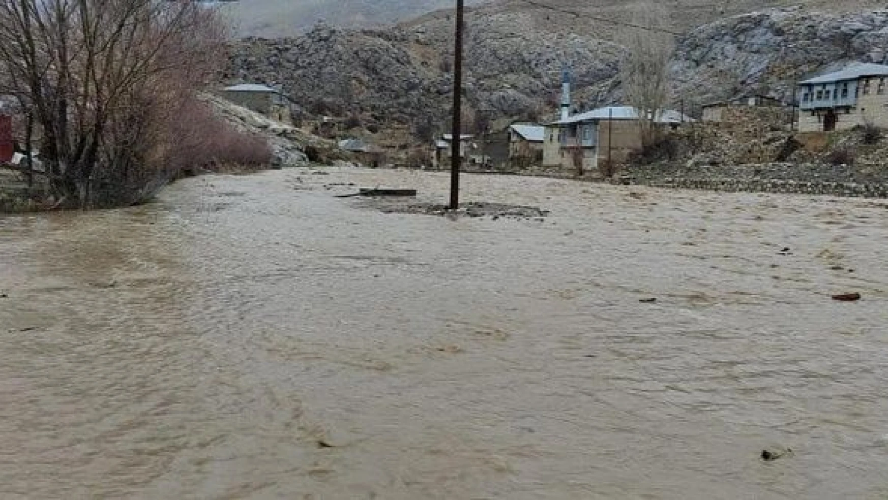 Erzincan'da sel köy yollarını kapattı