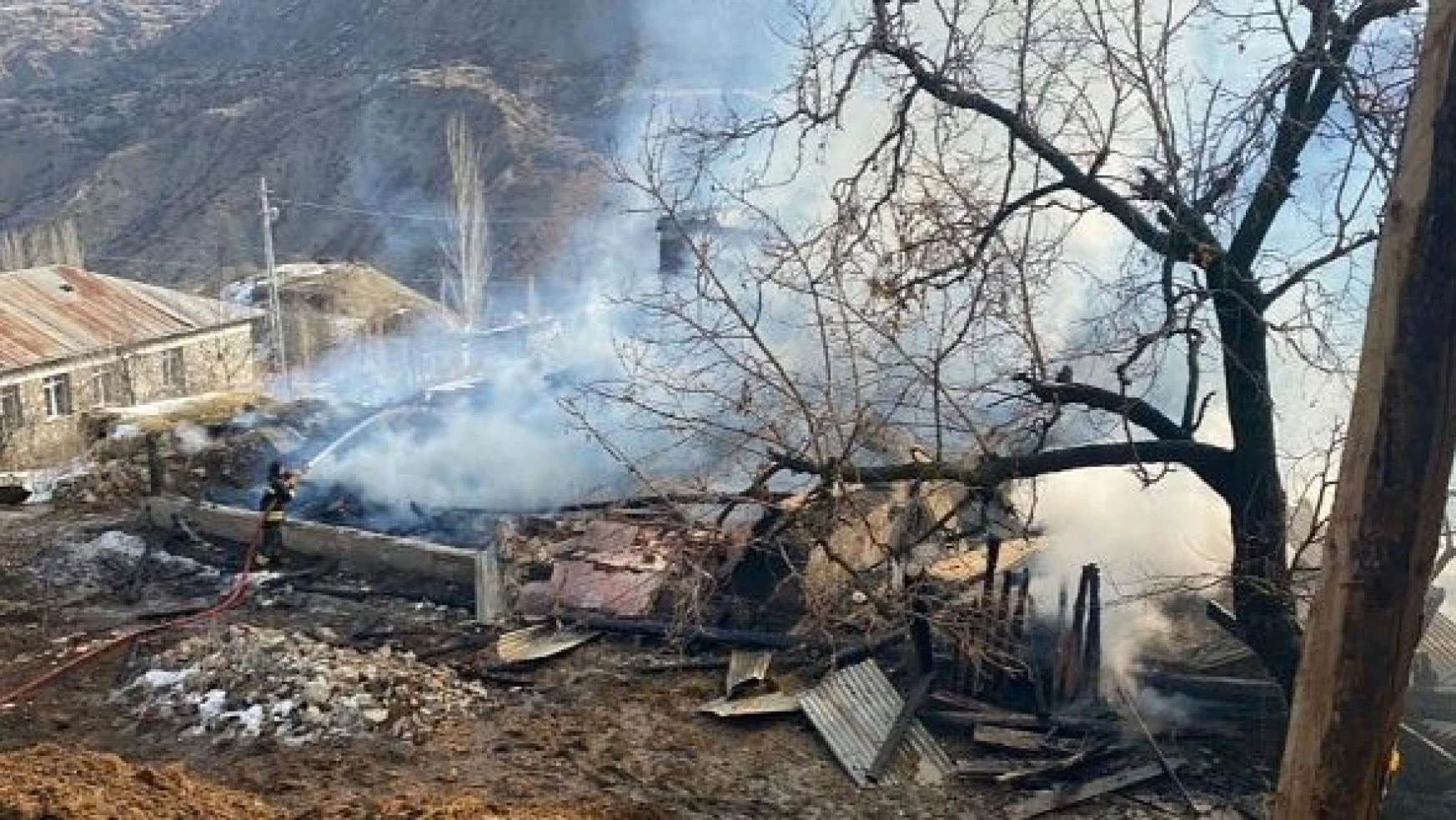 Erzurum'daki yangında evler kullanılamaz hale geldi