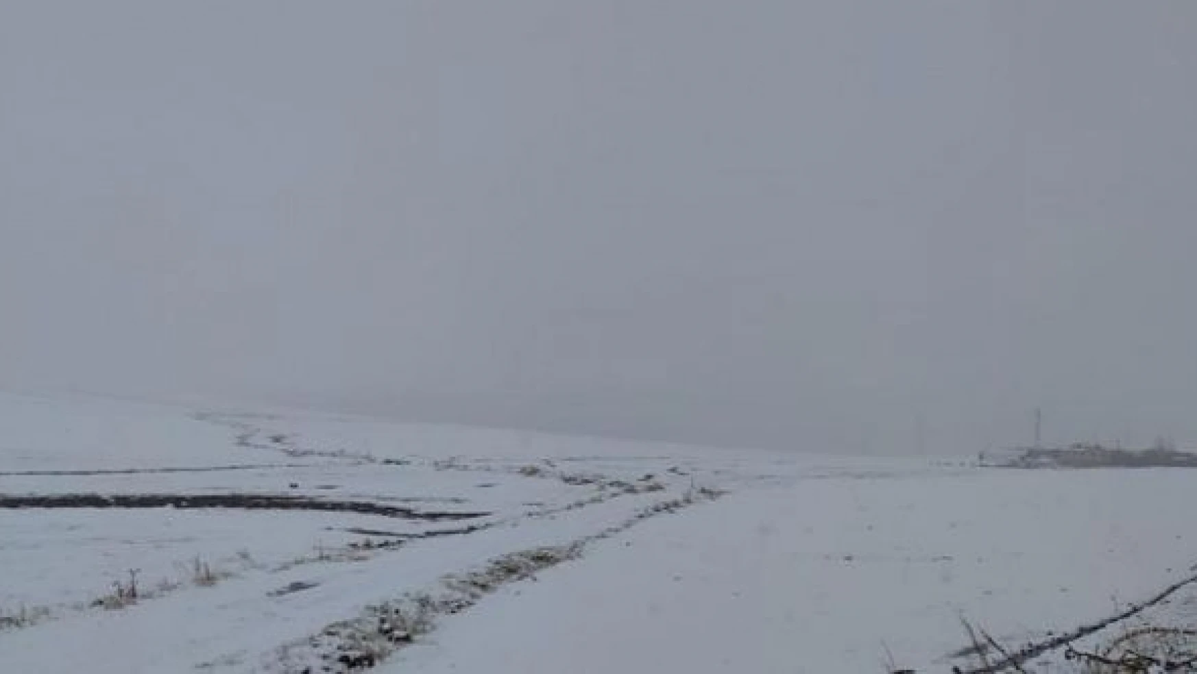 Erzurumlu çiftçinin yüzü karla güldü