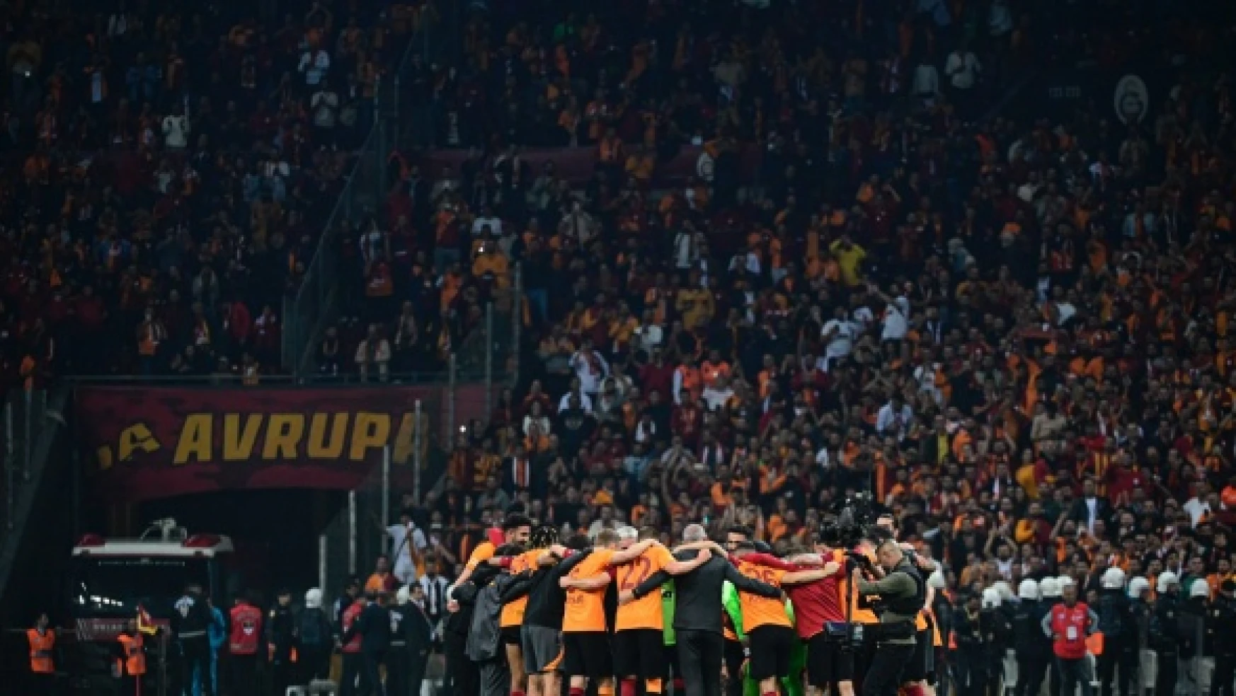 Galatasaray taraftarı takımı yalnız bırakmıyor