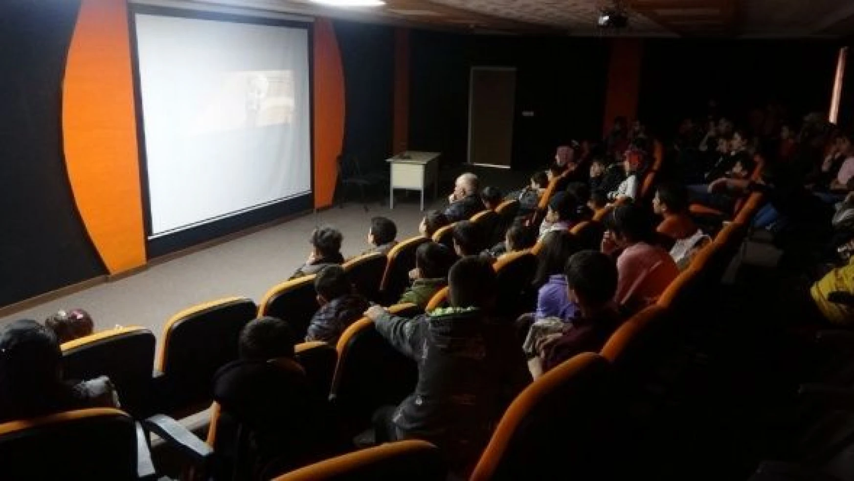 Yüksekova'da depremzede çocuklar için sinema etkinliği
