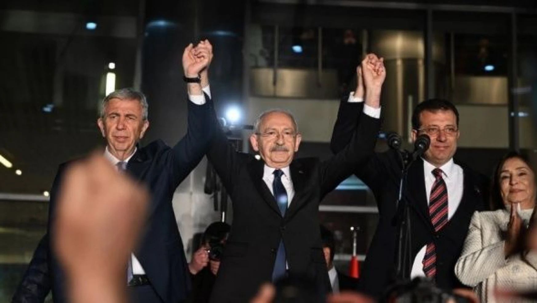 Kemal Kılıçdaroğlu ilk balkon konuşmasını yaptı... &quotSadece ben değil, 84 milyon aday"