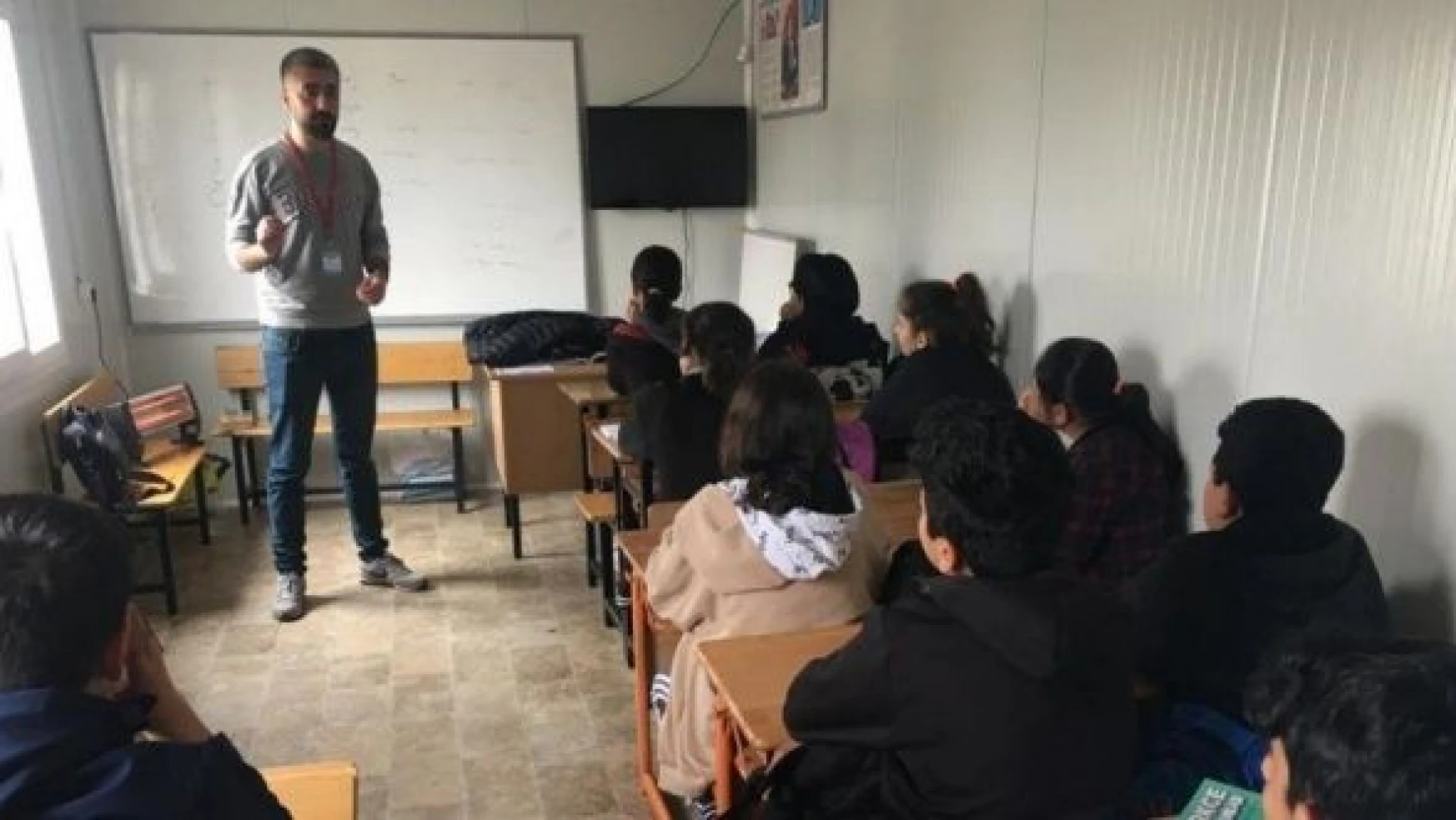 Tunceli'de depremzede öğrencilere DYK desteği