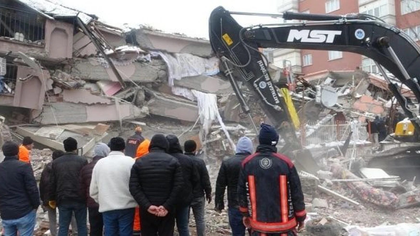 Yaklaşık 30 kişinin ölümüne neden oldu: 2 binanın enkazı kaldırıldı