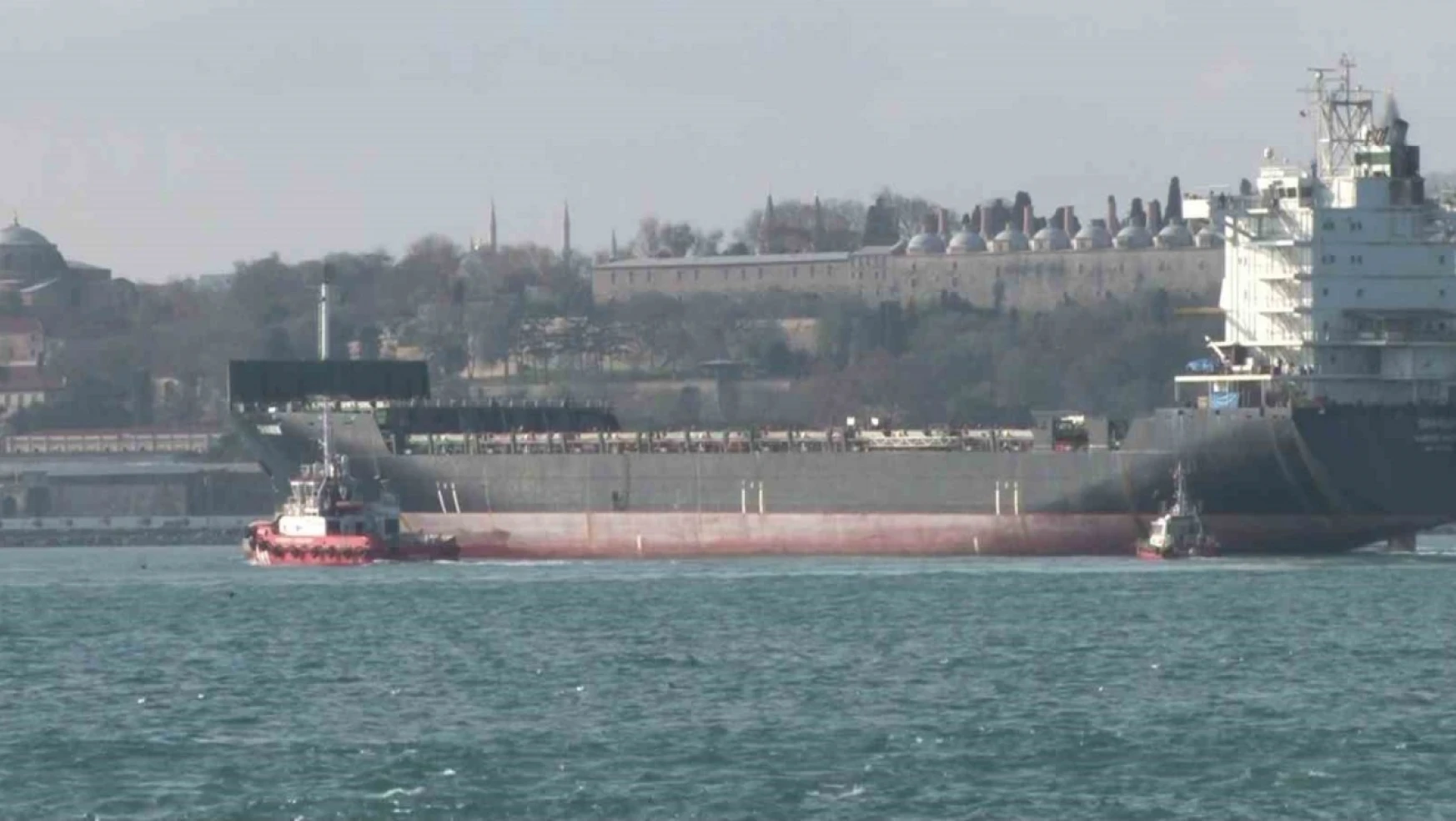 3 yıldır Kadıköy'de demirleyen İran bandıralı gemi limandan ayrıldı