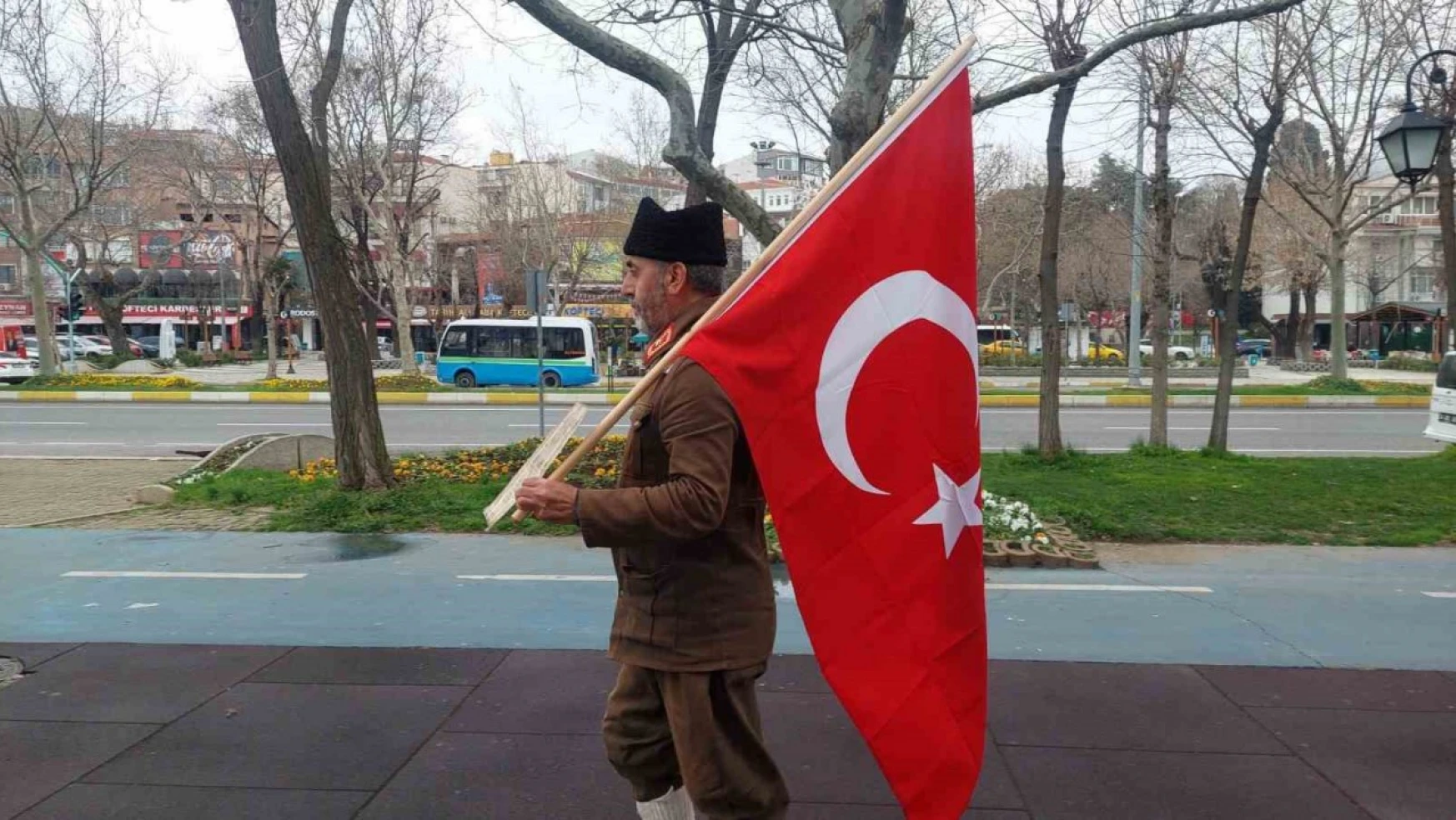 6 yıldır Türk bayrağıyla Çanakkale'ye yürüyor