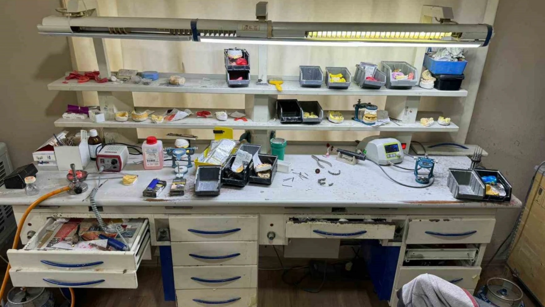 Adana'da kaçak diş kliniğine operasyon: 7 gözaltı