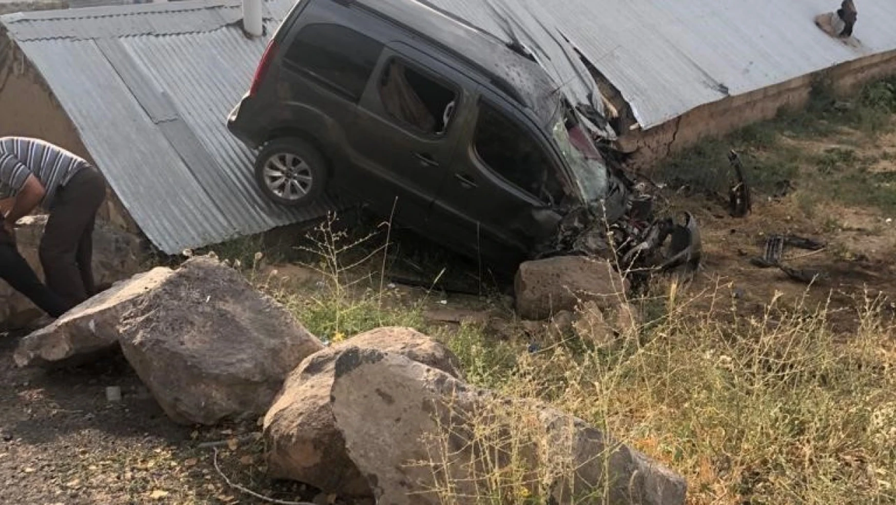 Ağrı'da hafif ticari araç şarampole yuvarlandı: 9 yaralı