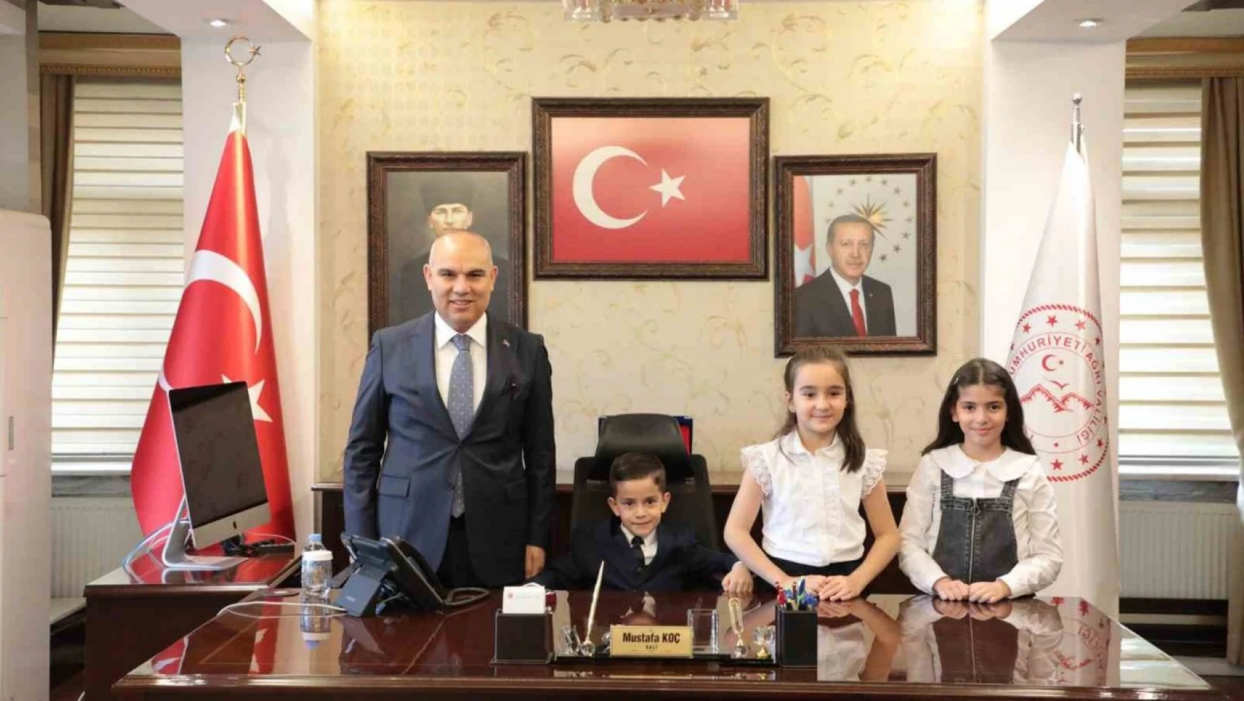 Ağrı'da Vali Mustafa Koç, koltuğunu 2'nci sınıf öğrencisine devretti
