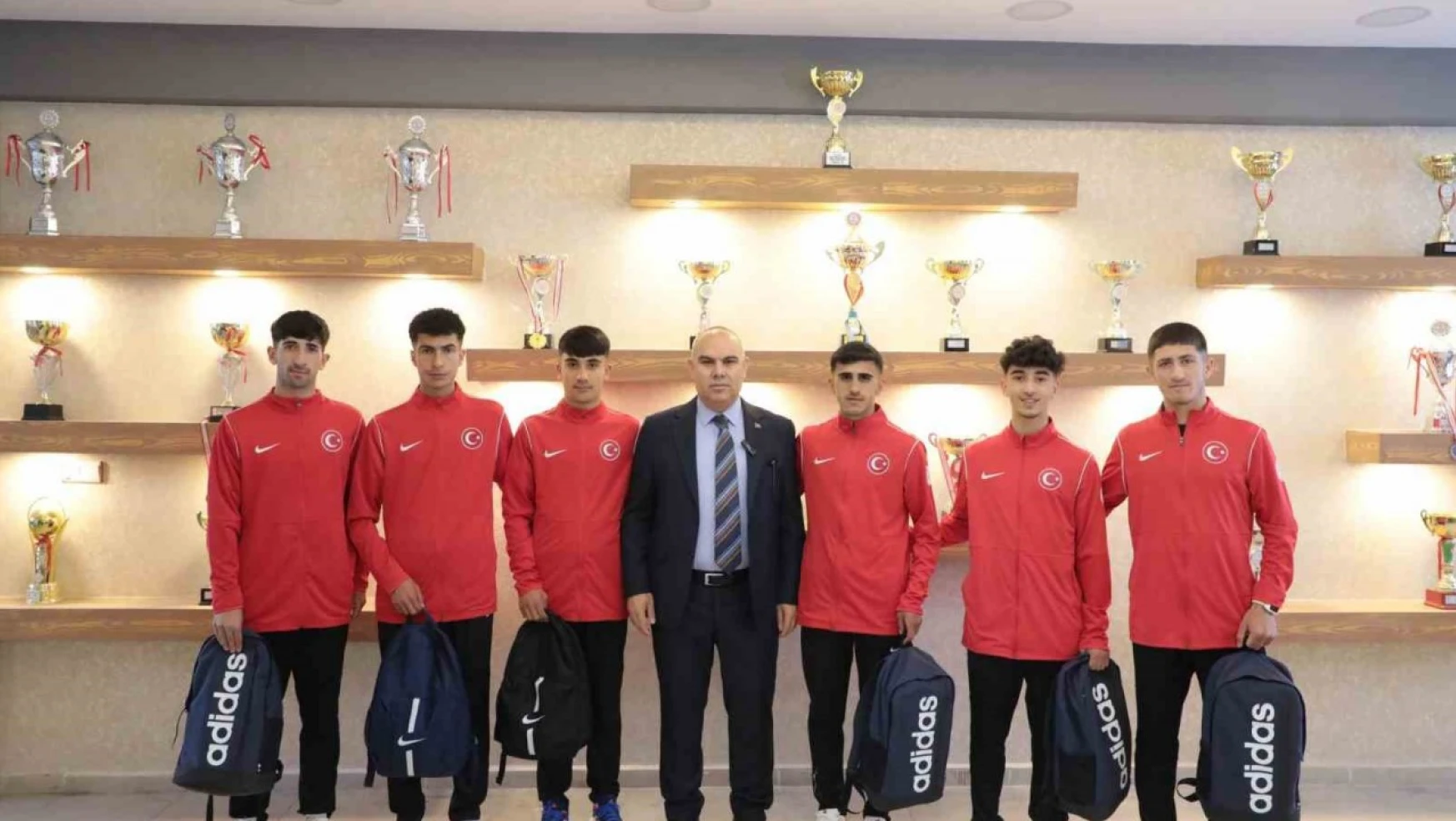 Ağrı Spor Lisesi atletizm takımı, Dünya Şampiyonası'na uğurlandı