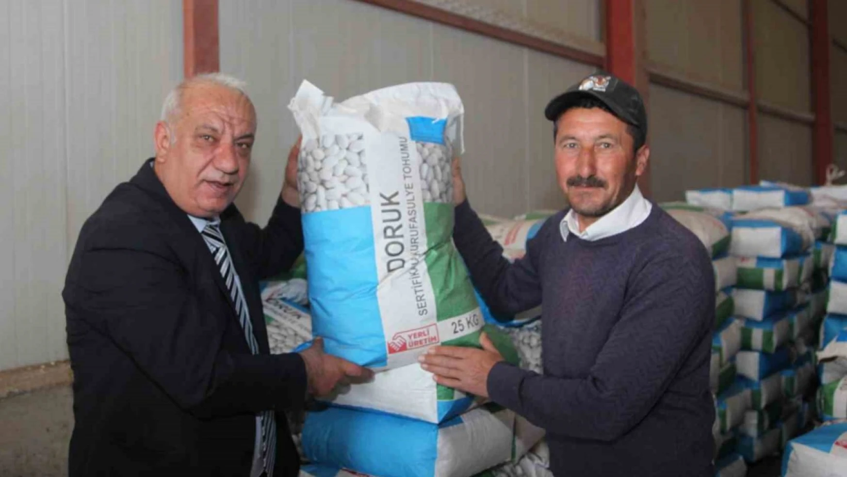 Ahlat'ta 87 çiftçiye 34 ton sertifikalı kuru fasulye tohumu dağıtıldı