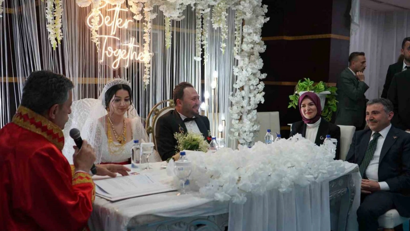 Aile ve Sosyal Hizmetler Bakanı Göktaş, Şırnak'ta Sidar çiftinin nikah şahitliğini yaptı