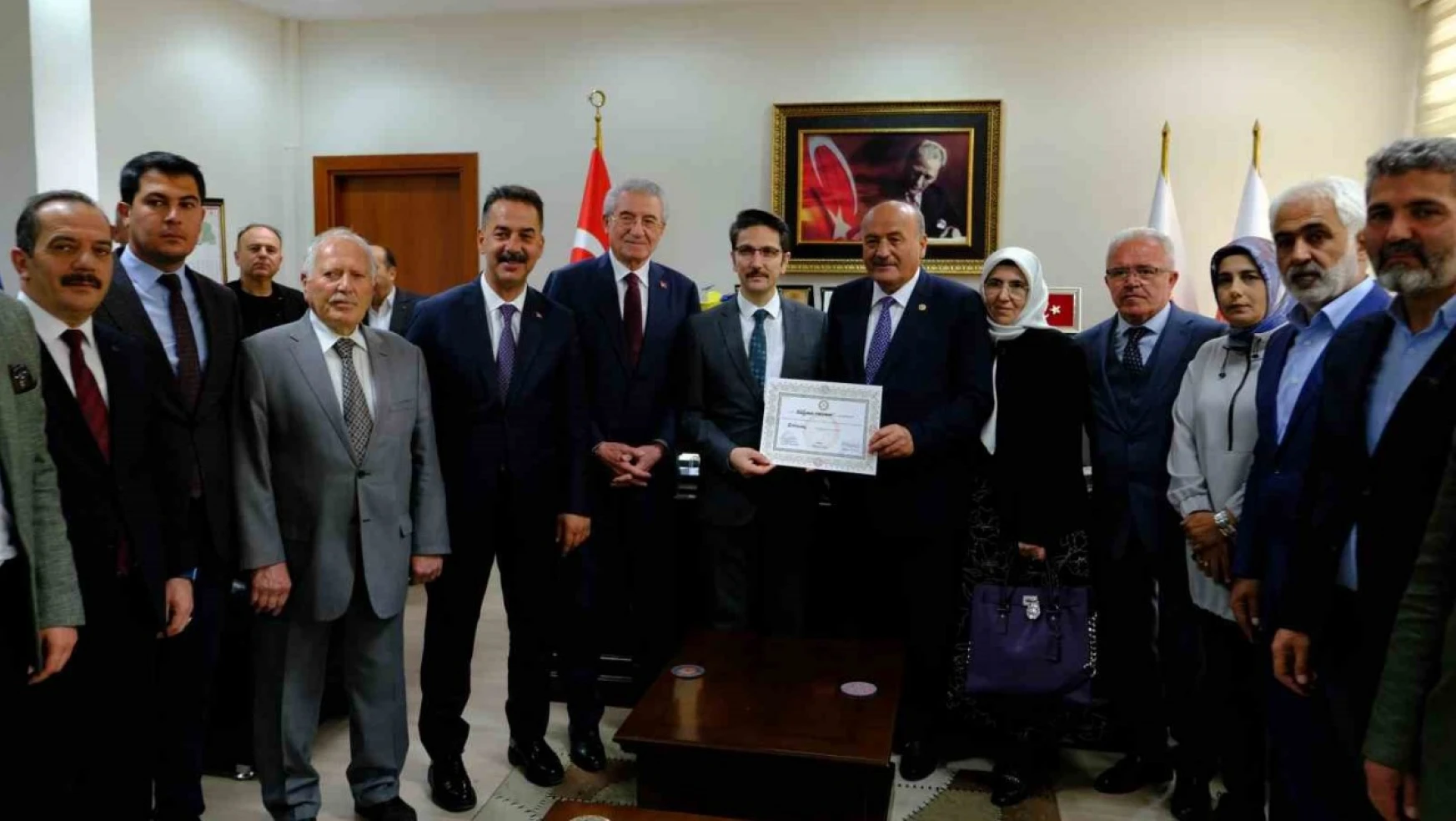 AK Parti Milletvekili Süleyman Karaman mazbatasını aldı