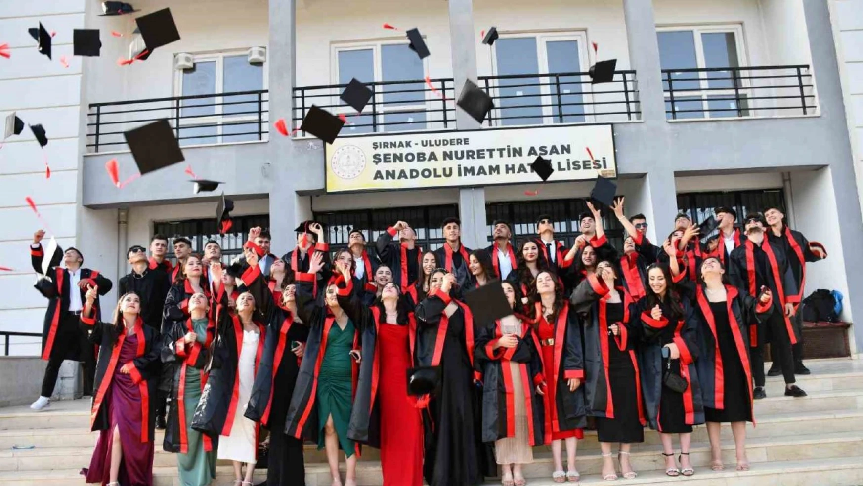 AK Partili başkandan öğrencilere mezuniyet jesti
