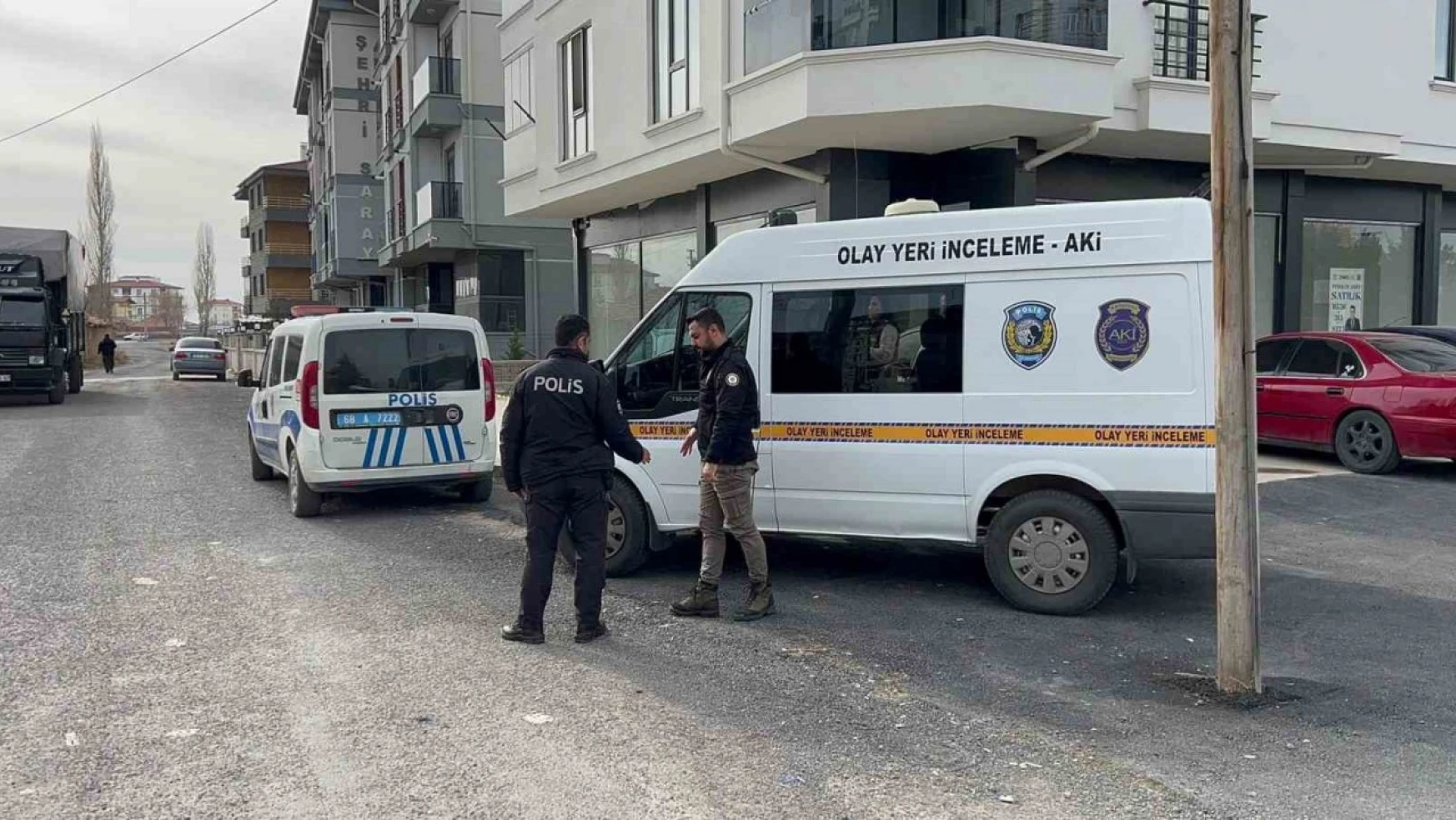 Aksaray'da 3. kattan düşen cam balkon ustası yaşam mücadelesini kaybetti
