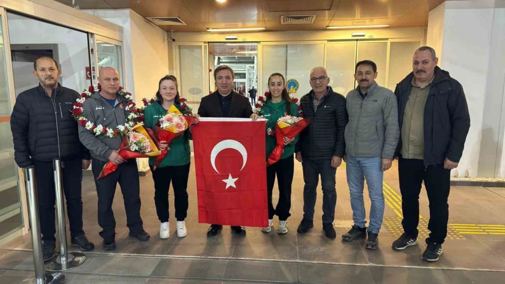 Almanya'da tarih yazan Erzincanlı kızlara havalimanında karşılama
