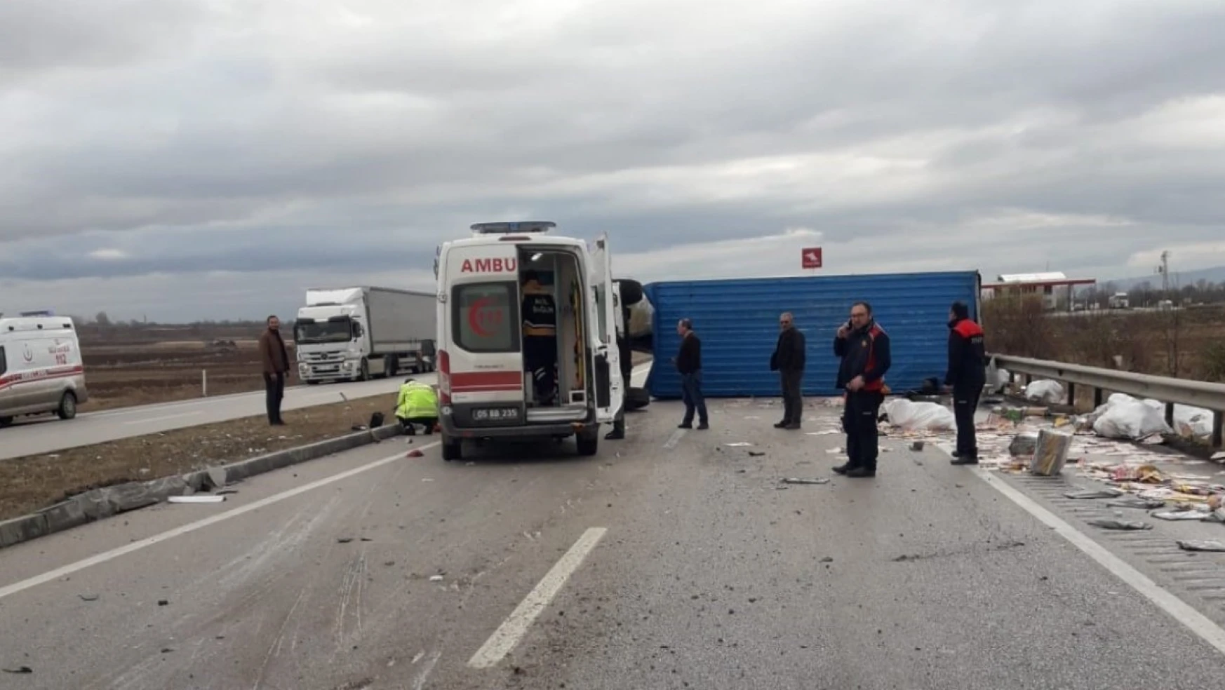 Amasya'da devrilen kamyon yolu ulaşıma kapattı