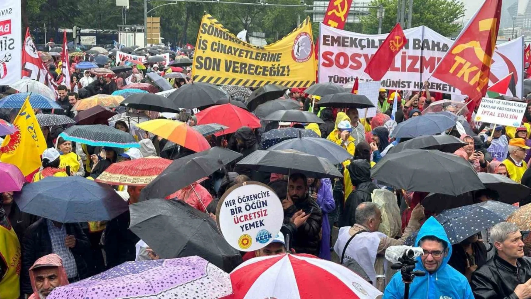 Ankara'da 1 Mayıs sağanak yağmur altında kutlandı