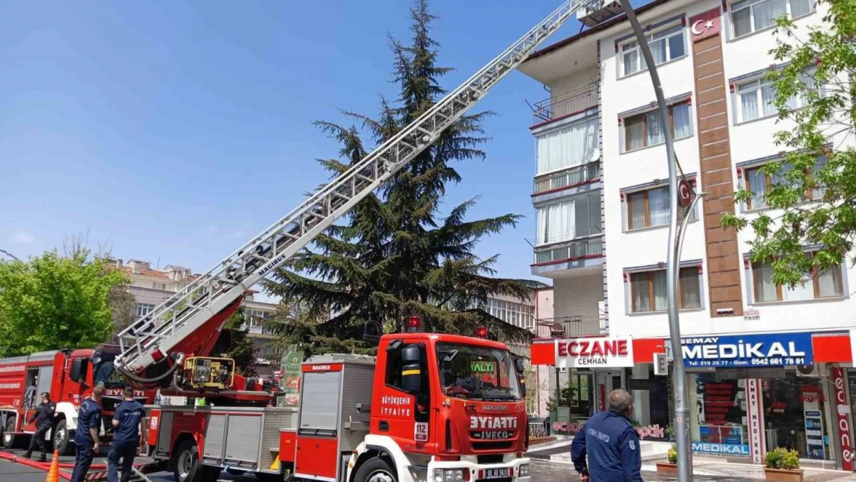 Ankara'da 4 katlı apartmanın çatısında yangın