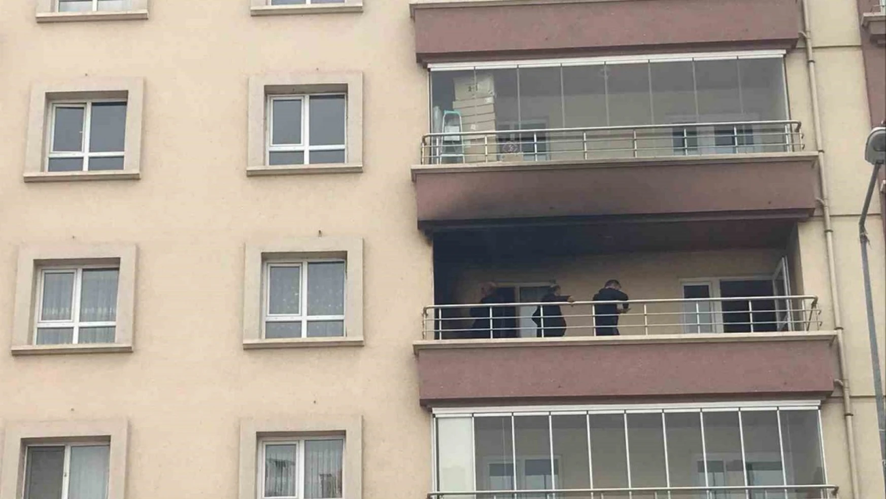 Ankara'da evin balkonunda yangın