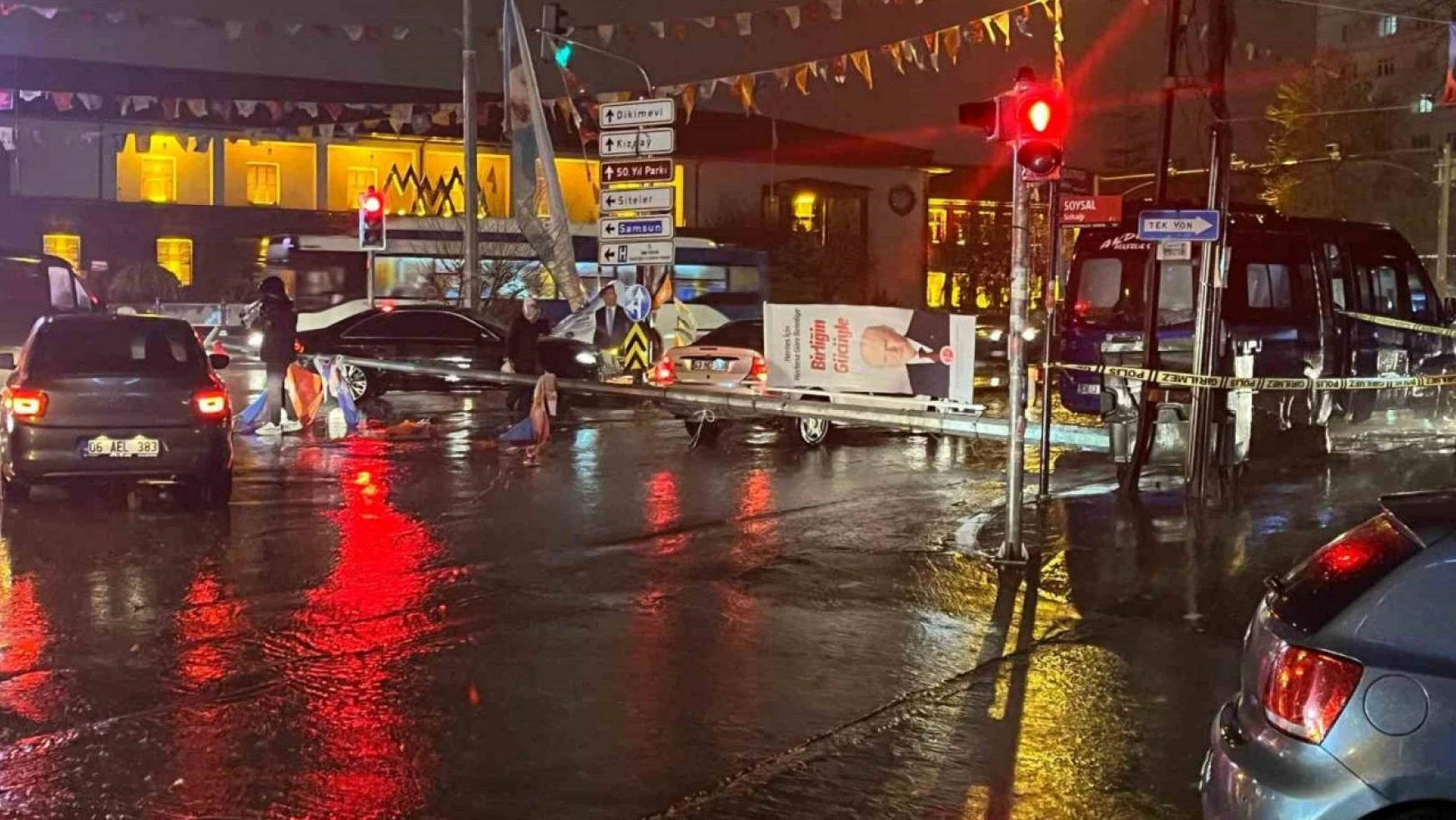 Ankara'da fırtınada aydınlatma direği yola devrildi