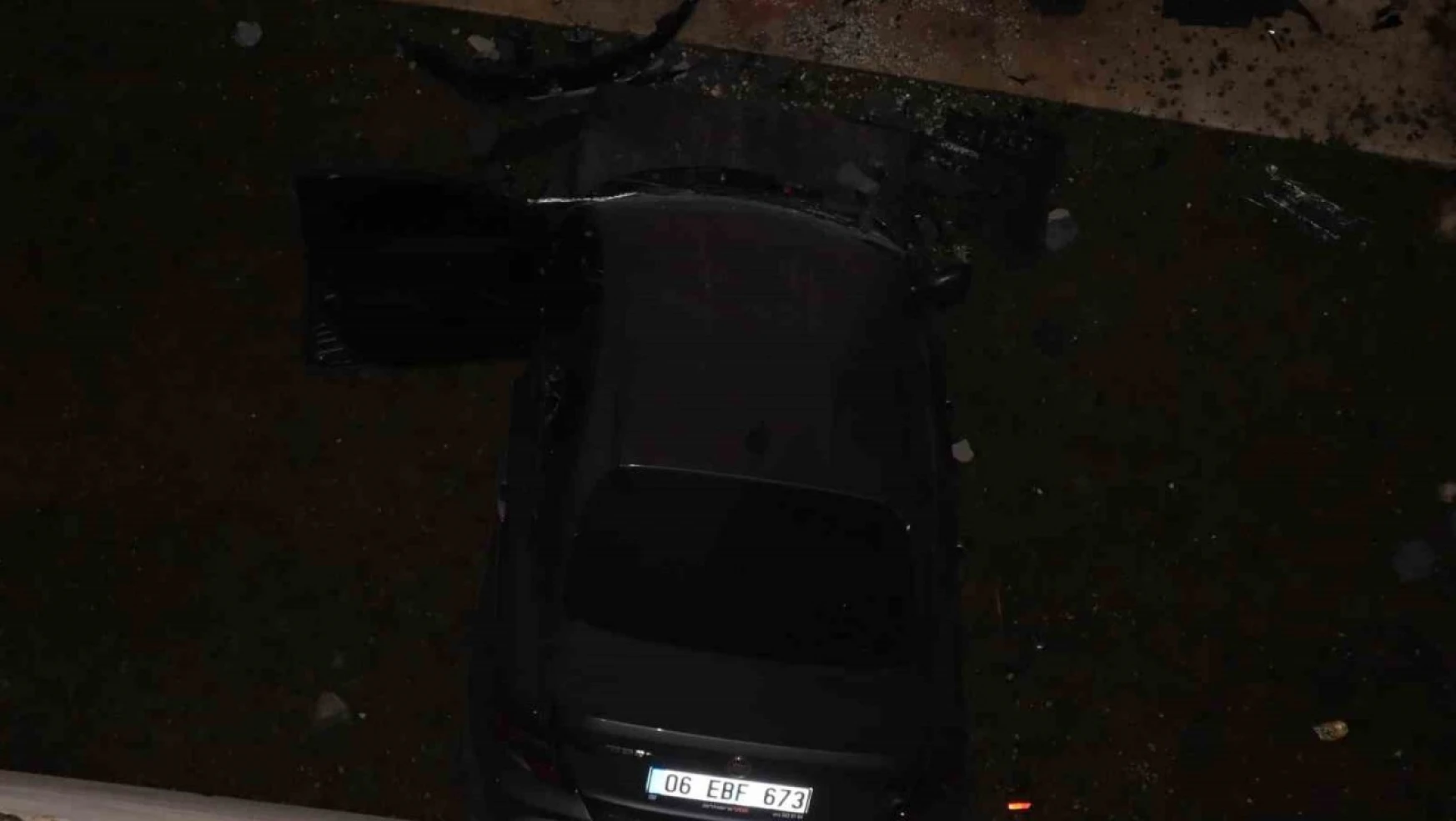 Ankara'da kontrolden çıkan otomobil binanın 3'üncü katına çarptı