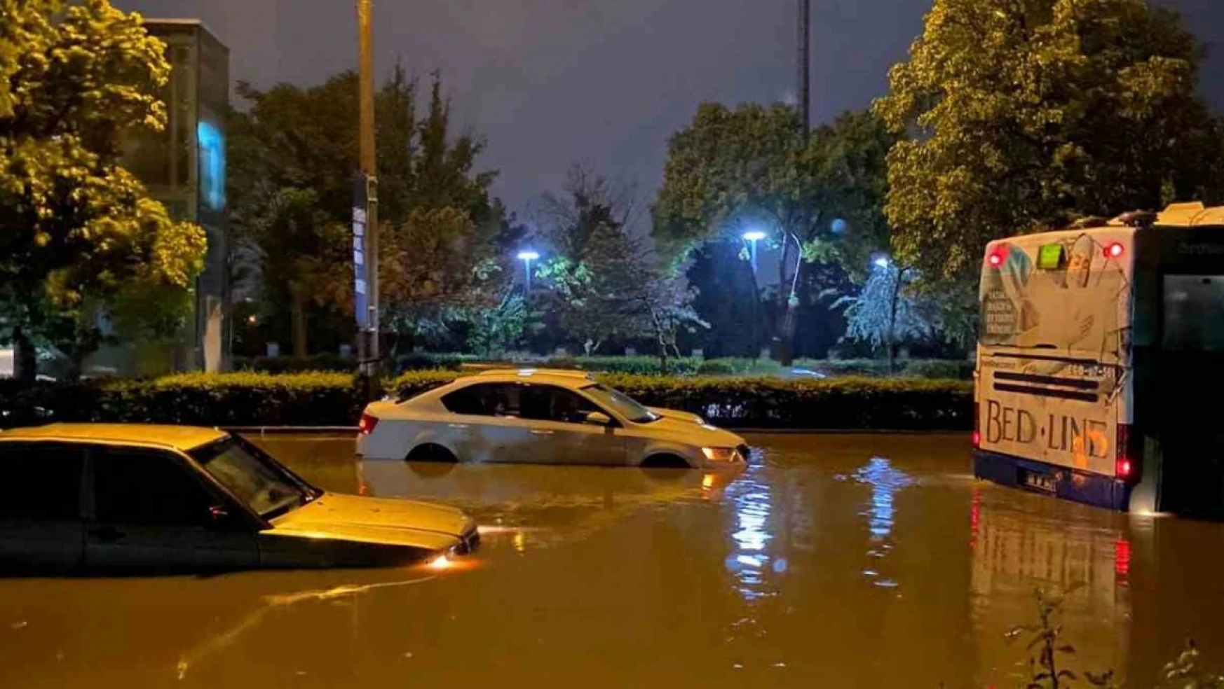 Ankara'da sağanak yağmur nedeniyle ev ve iş yerlerini su bastı, araçlar mahsur kaldı