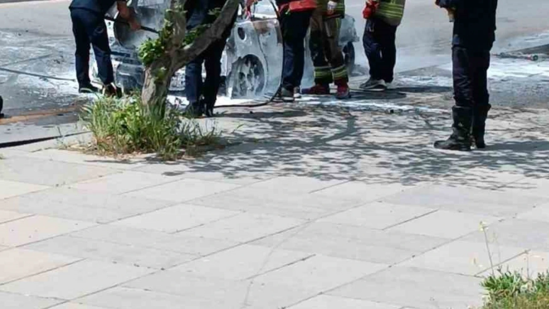 Ankara'da seyir halindeki araç alevlere teslim oldu