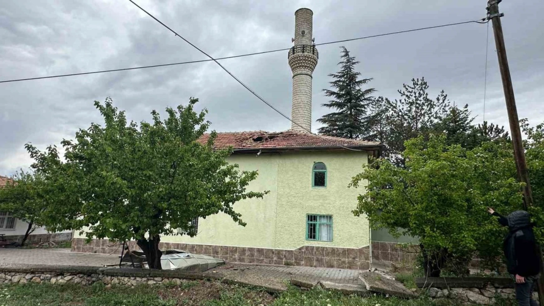 Ankara'da şiddetli rüzgar 2 caminin minaresini yıktı