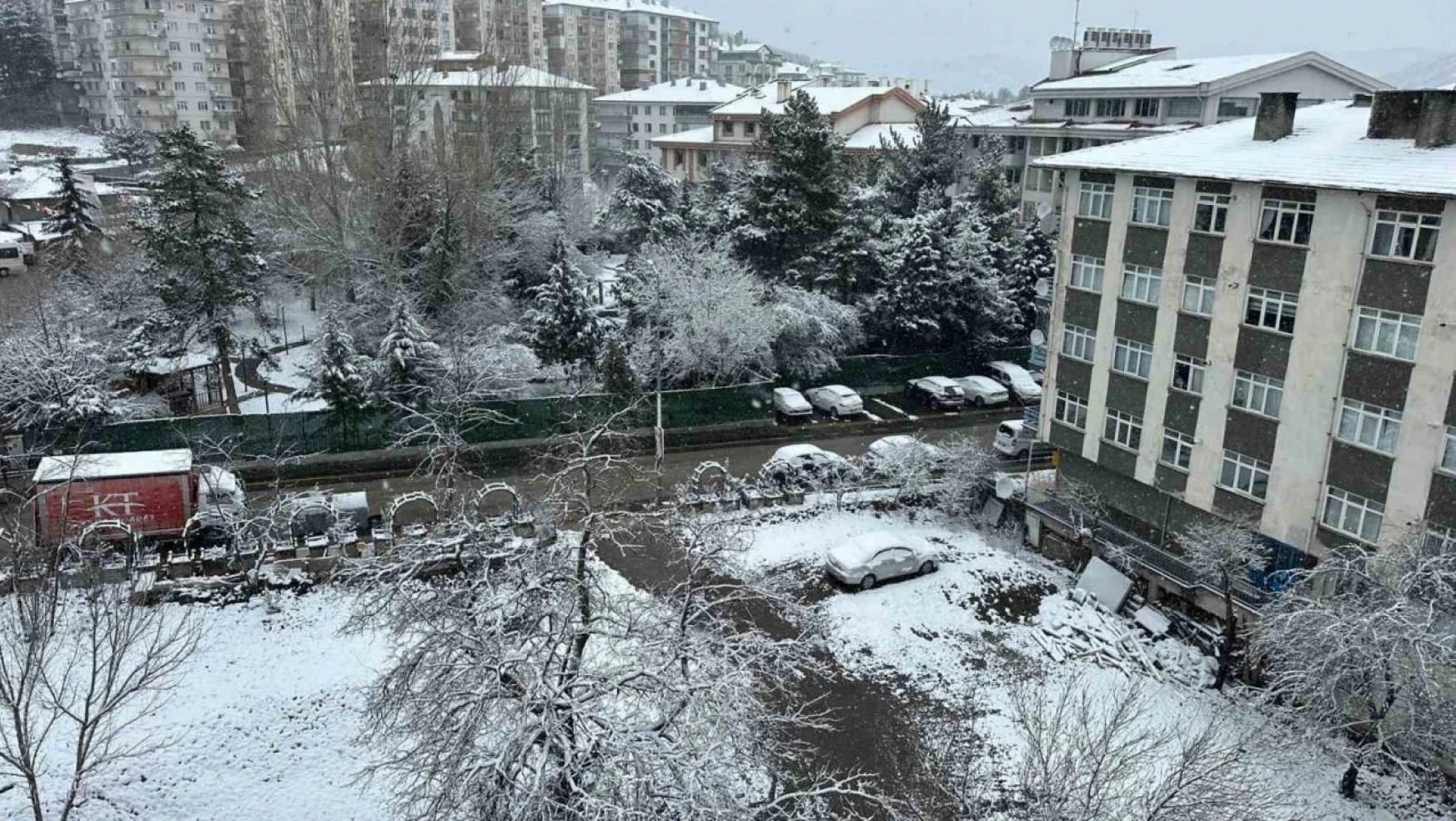 Ankara'nın Kızılcahamam ilçesinde kar yağışı etkili oluyor